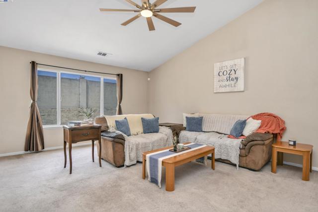1218 Fetzer Ln, Oakley CA: https://media.crmls.org/mediaz/fc621b8d-0e32-413b-8508-ee9fef2a9e7d.jpg