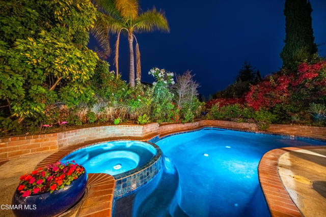 11556 Coralberry Court, Moorpark CA: https://media.crmls.org/mediaz/fc636666-751a-4bf1-b996-de4298978797.jpg
