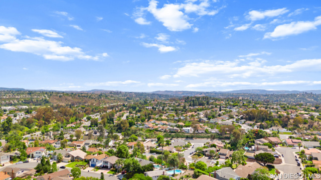 24231 Robledo, Mission Viejo CA: https://media.crmls.org/mediaz/fc63760c-8975-43bb-be60-7f6a2229ab81.jpg