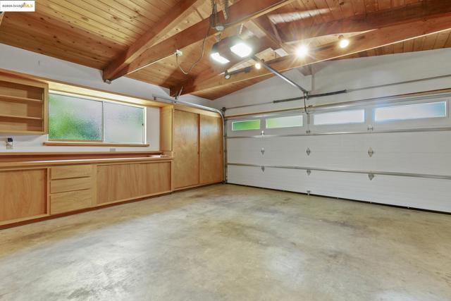 20 Ascot Ct, Oakland CA: https://media.crmls.org/mediaz/fc63e41c-810c-46a3-ad77-36ee74c83b69.jpg