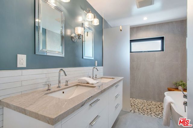 3558 S Muirfield Road, Los Angeles CA: https://media.crmls.org/mediaz/fc64da0f-8381-429b-aee6-57cc67188ea8.jpg