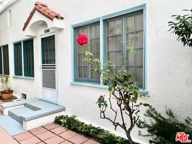 1040 N Sweetzer Avenue, West Hollywood CA: https://media.crmls.org/mediaz/fc660c46-4ef8-4d39-8f7f-3a8692b88ce7.jpg