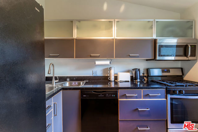 1466 S Canfield Avenue, Los Angeles CA: https://media.crmls.org/mediaz/fc66748c-e5bb-41e0-a161-96a923c6676c.jpg