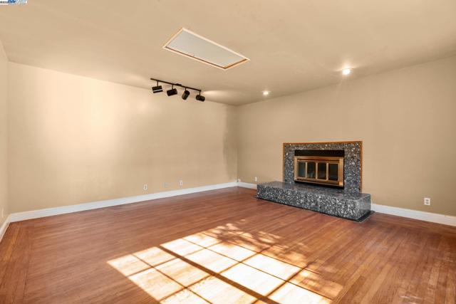 2825 Marlborough Avenue, Redwood City CA: https://media.crmls.org/mediaz/fc67483c-e8f0-490f-94a8-1fbf2c931e64.jpg