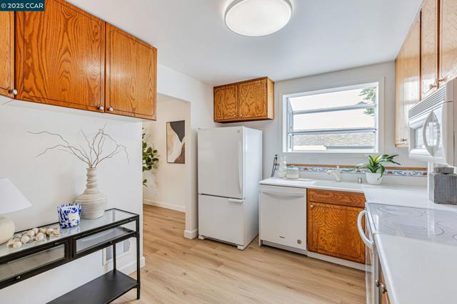 43 Shipley Ave, Daly City CA: https://media.crmls.org/mediaz/fc67e2ed-f1a0-4615-9715-5ee0d988045a.jpg