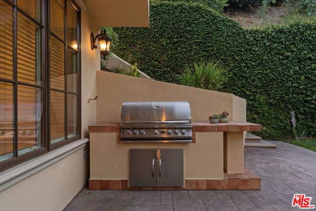 3697 Benedict Canyon Lane, Sherman Oaks CA: https://media.crmls.org/mediaz/fc68b097-7007-47b3-a4b2-6c9784bc6a43.jpg