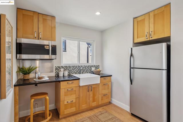 612 Longridge Rd, Oakland CA: https://media.crmls.org/mediaz/fc693a7f-5c3c-4f1b-a4ab-5b66a8d197d4.jpg