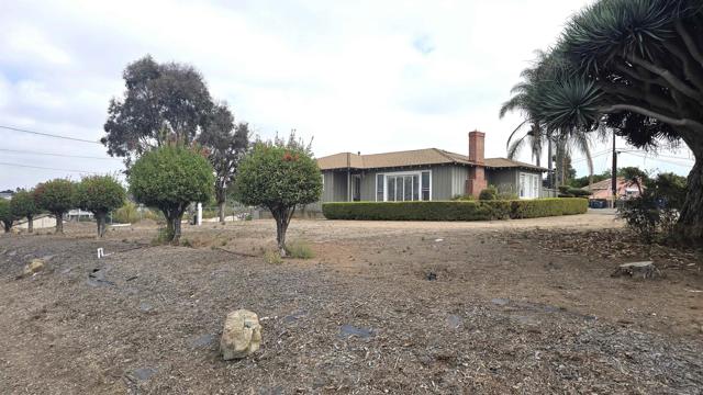 323 Hill Dr, Vista CA: https://media.crmls.org/mediaz/fc6947da-a56a-4e2e-b9d3-b1a72743fd77.jpg