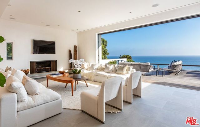 32554 Pacific Coast Highway, Malibu CA: https://media.crmls.org/mediaz/fc6a7dee-ebdd-457d-a03b-4b3fd750868d.jpg