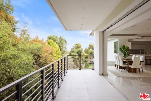 1124 Summit Drive, Beverly Hills CA: https://media.crmls.org/mediaz/fc6aa957-dee0-4b34-8e02-87f9b5140e34.jpg
