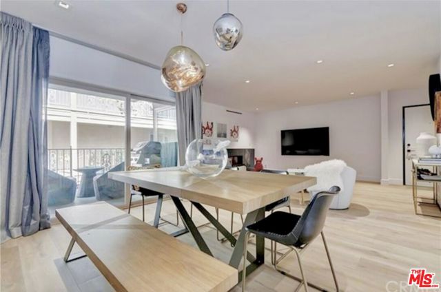439 N Doheny Drive, Beverly Hills CA: https://media.crmls.org/mediaz/fc6b1f06-dbe7-4b9b-b4ae-eb90f0911784.jpg