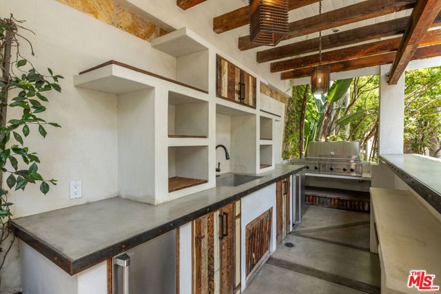 8249 Marmont Lane, Los Angeles CA: https://media.crmls.org/mediaz/fc6b7771-3744-4b31-b98f-d38ba49b8fde.jpg