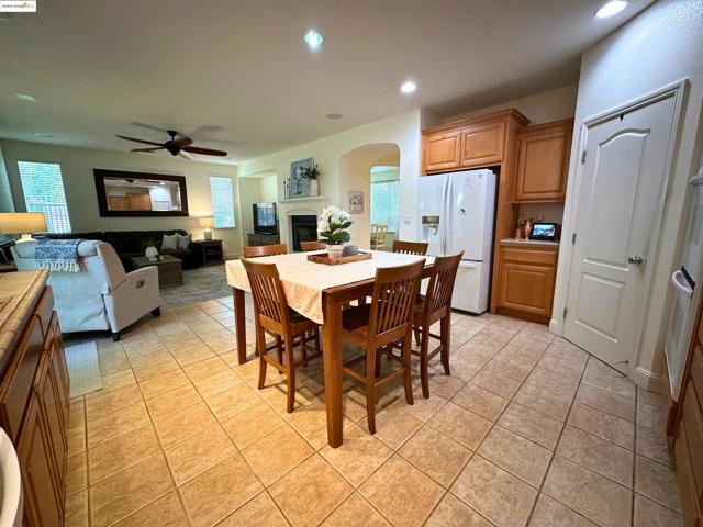 1327 Remington Ct, Tracy CA: https://media.crmls.org/mediaz/fc6c1941-d9ea-4bfe-b839-1d3650789152.jpg