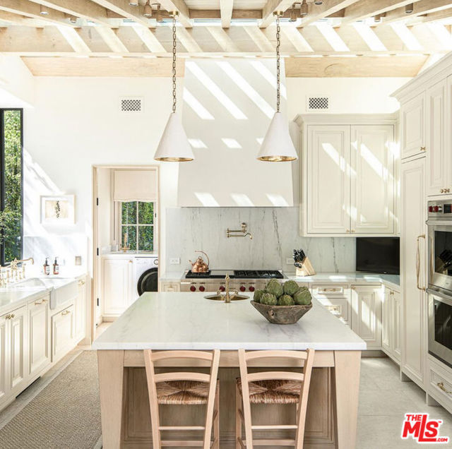 9161 Hazen Drive, Beverly Hills CA: https://media.crmls.org/mediaz/fc6c72cc-28b5-4ada-bb4e-5a30698e2032.jpg