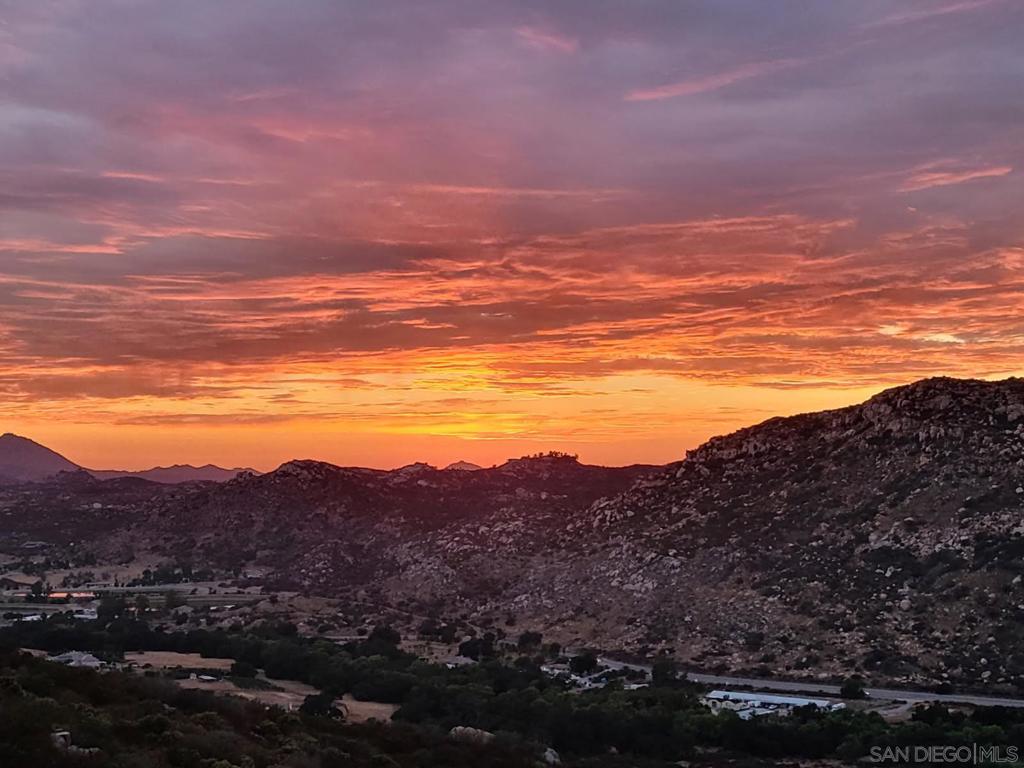 https://media.crmls.org/mediaz/fc6c8e06-df42-4ff2-85ab-6cd30dbe5d04.jpg?preset=X-Large