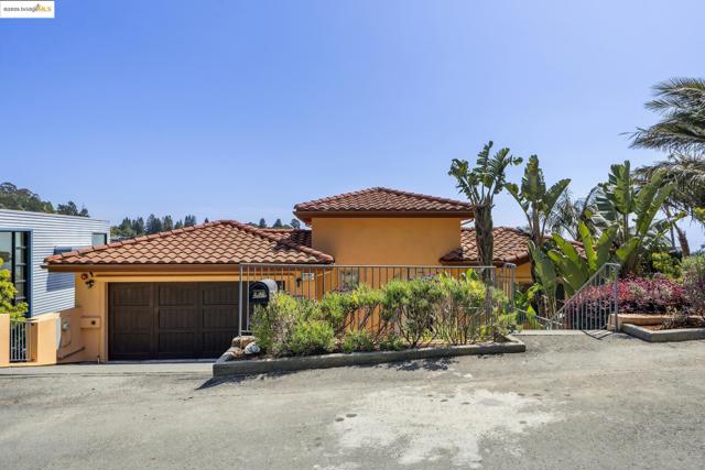 530 Gravatt Dr, Berkeley CA: https://media.crmls.org/mediaz/fc6da2db-7597-4a1a-a3e7-58a2b89aae3c.jpg