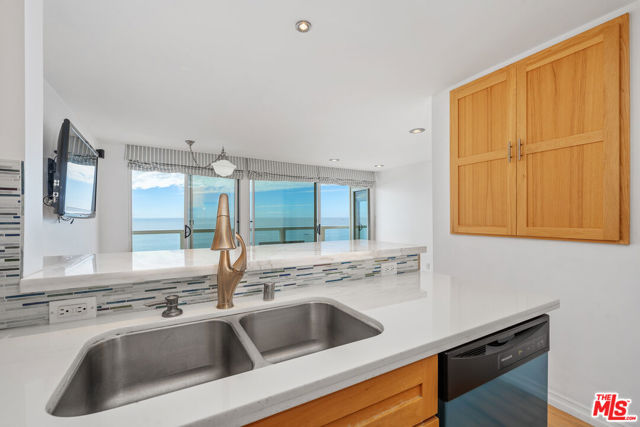 11942 Whitewater Lane, Malibu CA: https://media.crmls.org/mediaz/fc6df5f5-28f2-41f7-b2a9-b4926de4b3eb.jpg