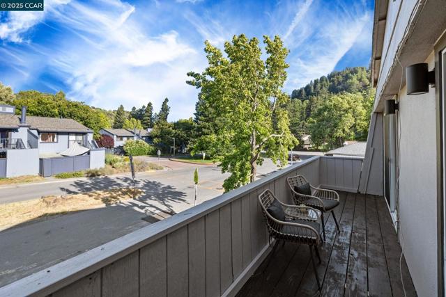 9 Glen Dr, Fairfax CA: https://media.crmls.org/mediaz/fc6efabd-2610-49a3-b6e9-c23a47a81647.jpg