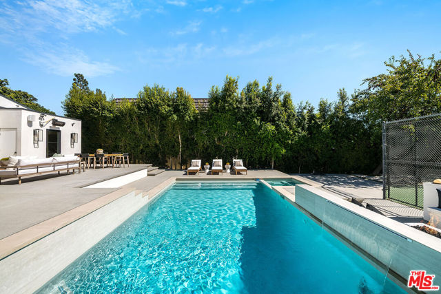 707 N Crescent Drive, Beverly Hills CA: https://media.crmls.org/mediaz/fc70c6bc-1a1e-45ca-8eee-3ec5d35cd15e.jpg