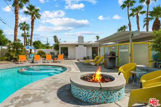 888 E Janet Circle, Palm Springs CA: https://media.crmls.org/mediaz/fc710095-7f32-4c76-82d7-eef1b669cf2f.jpg