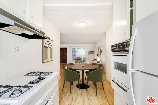 2332 S Beverly Glen Boulevard, Los Angeles CA: https://media.crmls.org/mediaz/fc720a70-a555-4b47-a5ac-d58e67cb8207.jpg