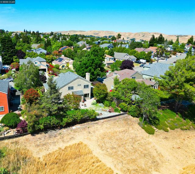 594 Morning Glory Dr, Benicia CA: https://media.crmls.org/mediaz/fc7232bb-a08a-49ed-873f-8c16c706ff19.jpg