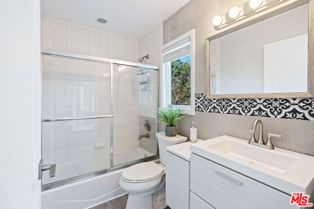 5118 Cerrillos Drive, Woodland Hills CA: https://media.crmls.org/mediaz/fc72b4d5-a8b9-4c68-acbc-a51b084d353c.jpg