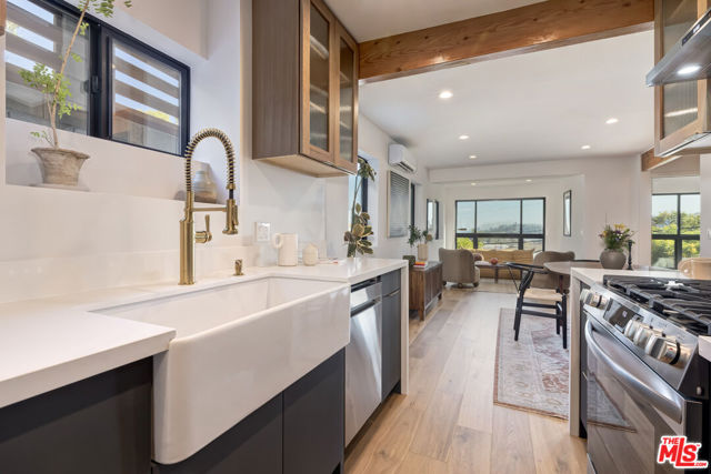 3404 Glenalbyn Drive, Los Angeles CA: https://media.crmls.org/mediaz/fc73950d-ab33-4ca9-8e1e-e4d5722b3d65.jpg