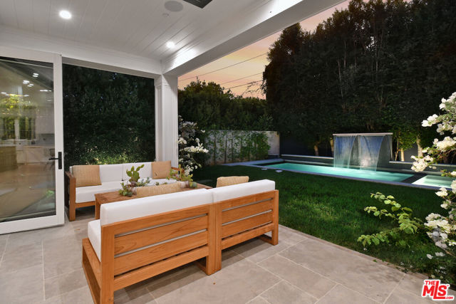 416 21st Place, Santa Monica CA: https://media.crmls.org/mediaz/fc74bd46-4cca-4671-bfe1-f71e517942f2.jpg