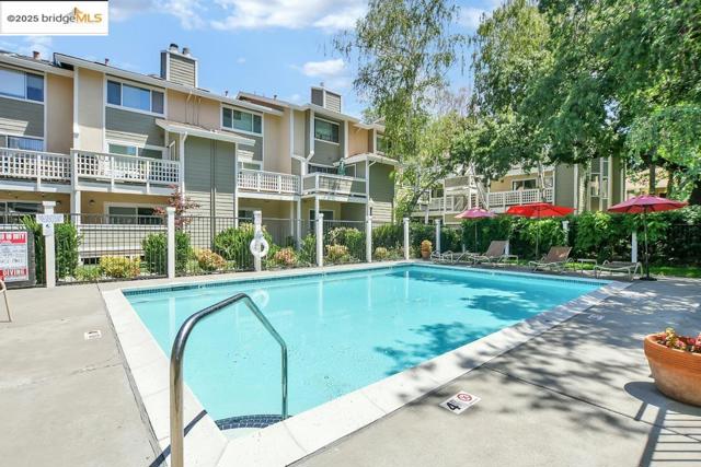 2587 Oak Rd, Walnut Creek CA: https://media.crmls.org/mediaz/fc77009e-e509-427d-8e2c-f11dfe103e95.jpg