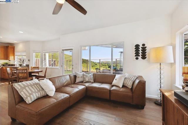 231 Stetson Dr, Danville CA: https://media.crmls.org/mediaz/fc775185-1577-45e2-91ed-1943f0aa5c48.jpg