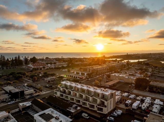 2648 State Street, Unit E, Carlsbad CA: https://media.crmls.org/mediaz/fc781c9a-a266-4c4a-81b2-3e8ccfac825c.jpg