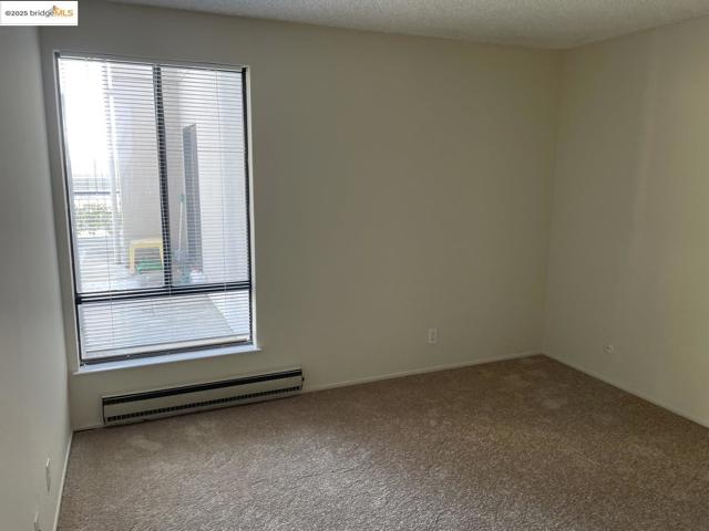 6 Captain DR, Emeryville CA: https://media.crmls.org/mediaz/fc78e34d-4e73-4c59-adec-227bdb57cdb9.jpg