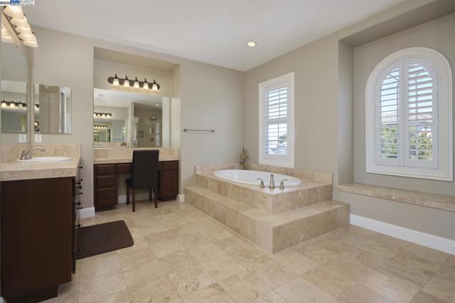3272 Ashbourne Cir, San Ramon CA: https://media.crmls.org/mediaz/fc79d9e0-020c-4b5c-96d8-4dafca571950.jpg