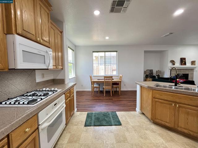 1870 Zurlo Way, Sacramento CA: https://media.crmls.org/mediaz/fc7c424d-e921-4e18-a164-105b29c42334.jpg