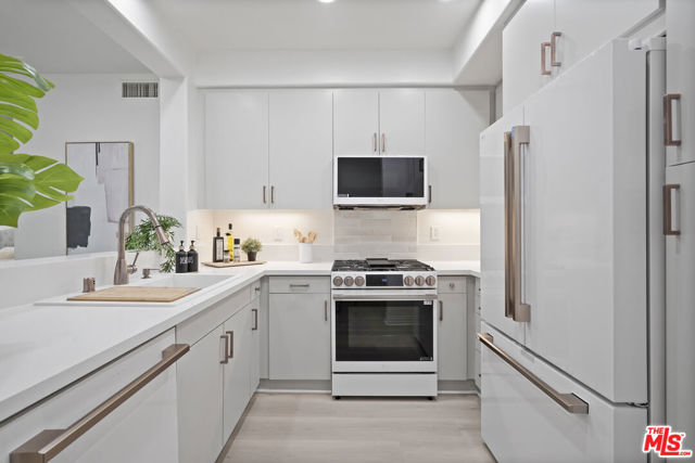 7100 Playa Vista Drive, Playa Vista CA: https://media.crmls.org/mediaz/fc7d27f2-d026-4d0f-9dc6-ce00b31b92e7.jpg