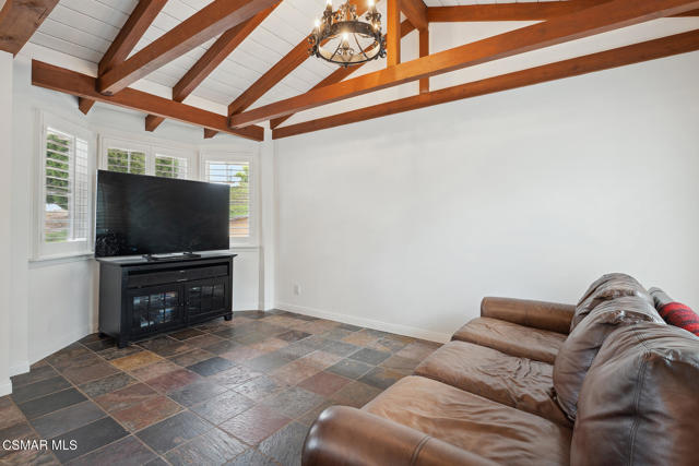 566 Rancho Road, Thousand Oaks CA: https://media.crmls.org/mediaz/fc7e6872-905e-406d-8847-eceff8dca09b.jpg