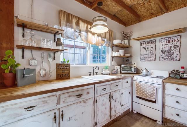 17048 Handlebar Rd, Ramona CA: https://media.crmls.org/mediaz/fc7fc1d6-5efe-44f4-823d-a238ed1ba7ad.jpg