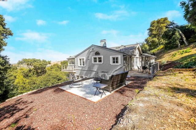 102 Castlewood Dr, Pleasanton CA: https://media.crmls.org/mediaz/fc7fdca1-883a-4364-9e42-8c4cee0daf10.jpg