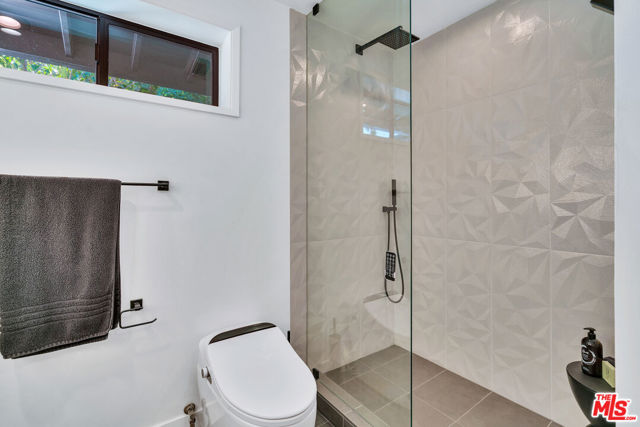 3001 Dona Nenita Place, Studio City CA: https://media.crmls.org/mediaz/fc7ff882-a518-4d7d-b0ff-fb18a0299750.jpg