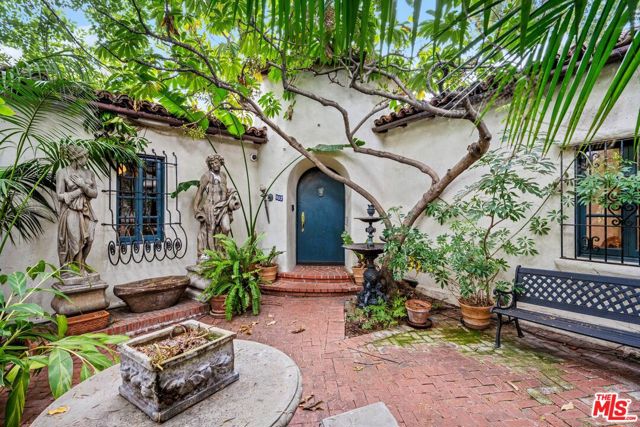 902 S Highland Avenue, Los Angeles CA: https://media.crmls.org/mediaz/fc8060db-ca48-4bae-b7b9-7d74edf2f438.jpg