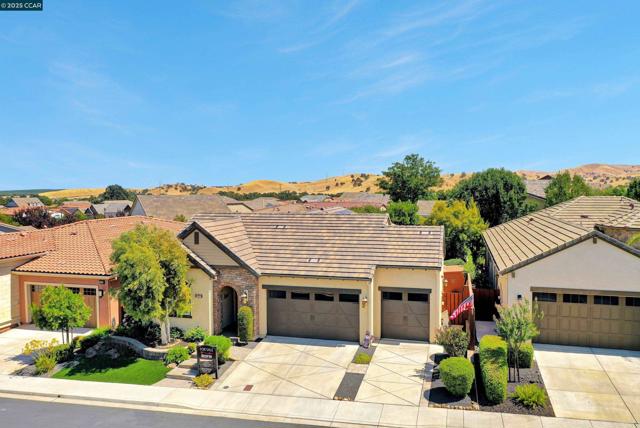 1648 Chianti Ln, Brentwood CA: https://media.crmls.org/mediaz/fc80e7a3-f1ed-4ffd-ac34-4aabed60667a.jpg