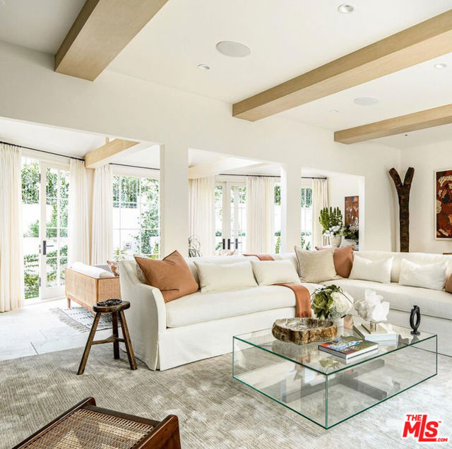 9161 Hazen Drive, Beverly Hills CA: https://media.crmls.org/mediaz/fc8106fc-62a7-41d4-bd7e-7ab650fceac0.jpg