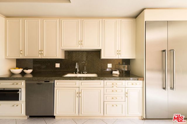 300 N Swall Drive, Beverly Hills CA: https://media.crmls.org/mediaz/fc826fa7-2506-47e9-aaaf-c78d47ec571f.jpg