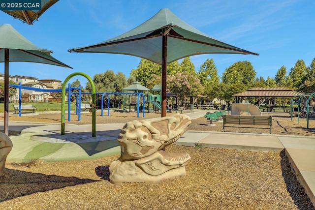 330 Pacifica Dr, Brentwood CA: https://media.crmls.org/mediaz/fc837218-d2b6-4a87-8f2f-dc32ec4da15b.jpg