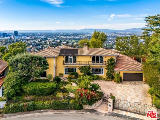 3595 Wonder View Drive, Los Angeles CA: https://media.crmls.org/mediaz/fc83daec-cc88-45f5-a70a-00e19cf2f072.jpg
