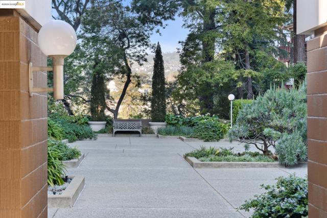 1 Kelton Ct, Oakland CA: https://media.crmls.org/mediaz/fc85f195-cc7e-4a80-ab85-a33dbad1c53e.jpg