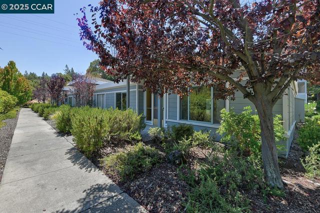 3333 Tice Creek Dr, Walnut Creek CA: https://media.crmls.org/mediaz/fc88ceb7-0115-42b6-b77e-73bfcad66ace.jpg