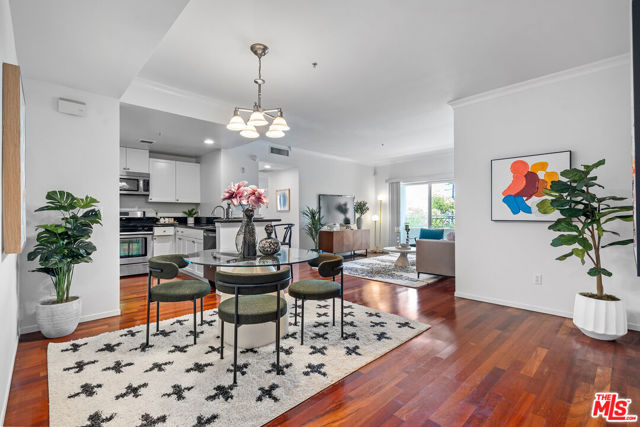 906 S Serrano Avenue, Los Angeles CA: https://media.crmls.org/mediaz/fc88ea1c-aca3-46c1-adff-11d0fda8326f.jpg