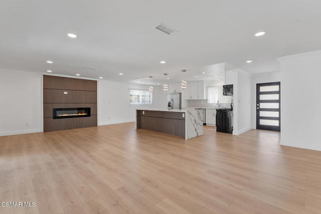 9800 Geyser Avenue, Northridge CA: https://media.crmls.org/mediaz/fc890583-994c-4e5a-93ce-6c89d5ee9e0c.jpg